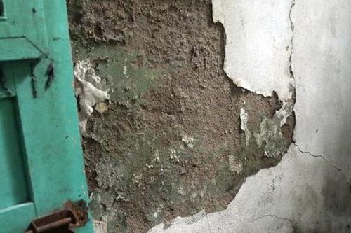 'Mương chết' giữa lòng Hà Nội: Người dân quây tôn mong giảm hôi, bớt ruồi nhưng vô vọng