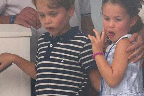 Charlotte thè lưỡi, George nhe răng sún cổ vũ bố mẹ đua thuyền