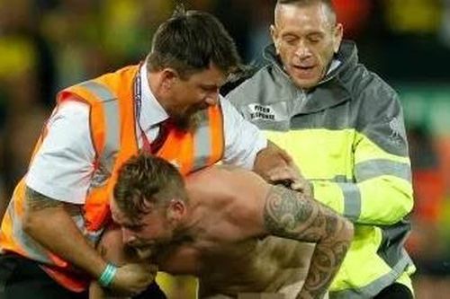 CĐV 'trần như nhộng' phá rối trận Liverpool thắng Norwich