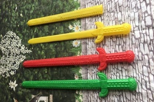 Thu giữ hàng trăm kiếm nhựa, súng nhựa trước Tết Trung thu