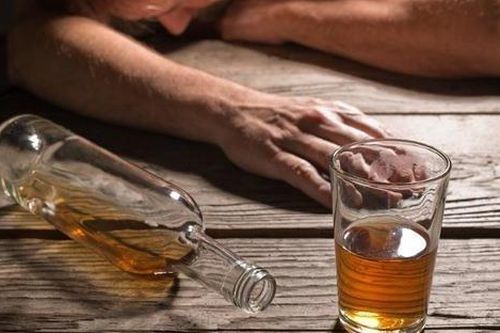 Người đàn ông nôn ra máu, suýt chết sau 5 ngày uống rượu triền miên