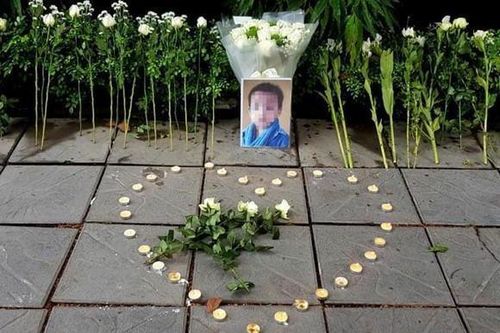 Đặt hoa, nến tưởng niệm bé trường Gateway: Văn minh hay vô ích?
