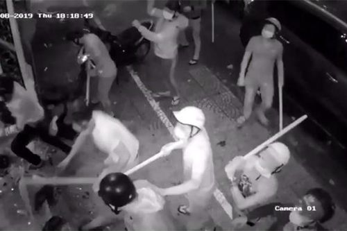 TP Hồ Chí Minh: Hàng chục côn đồ tấn công một nhà hàng ở trung tâm Quận 1