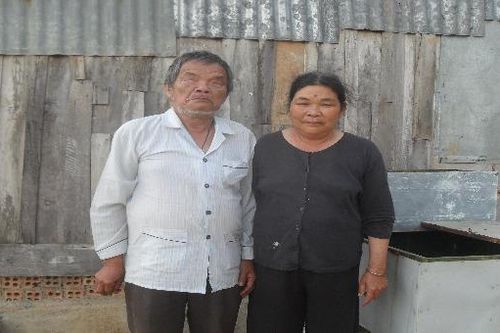 Chuyện tình có hậu của đôi vợ chồng mù bán vé số