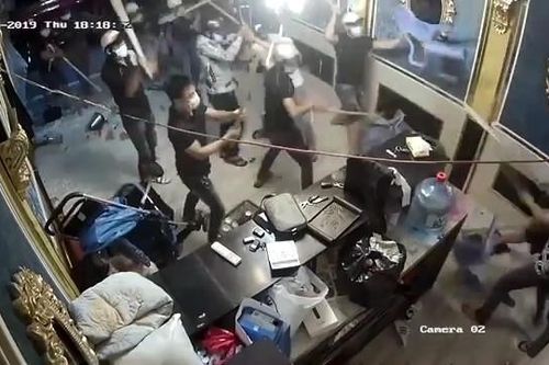 Hỗn chiến kinh hoàng, hàng chục côn đồ đập nát nhà hàng ở trung tâm Sài Gòn