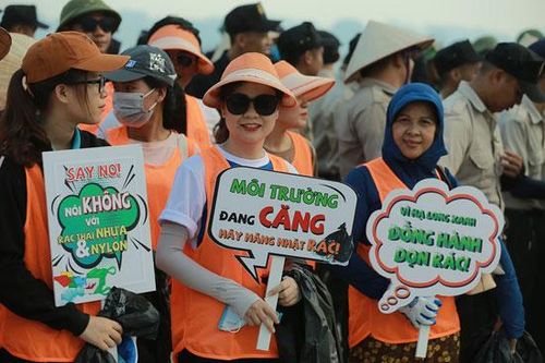 Vì Hạ Long xanh - Đồng hành dọn rác
