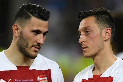 Arsenal mất Ozil, Kolasinac ra quân Ngoại hạng Anh do vụ cướp