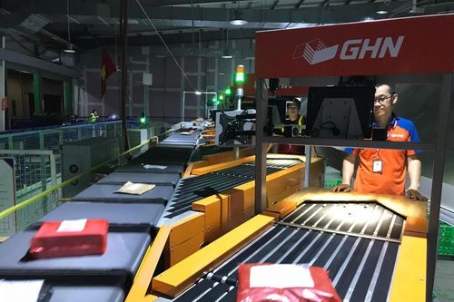 Robot phân loại, đóng gói hàng hóa thay con người