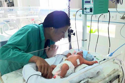 5 thanh niên Quảng Trị cứu sống mẹ con sản phụ ăn xin đẻ rơi trong công viên
