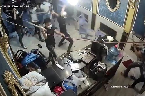 Hàng chục giang hồ đập phá nhà hàng ở trung tâm Sài Gòn