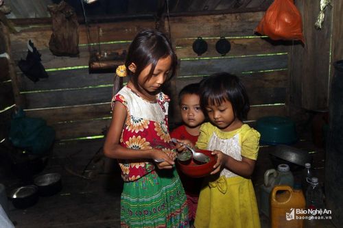 Cuộc sống tạm bợ trong những ngôi nhà tránh lũ vùng biên Nghệ An