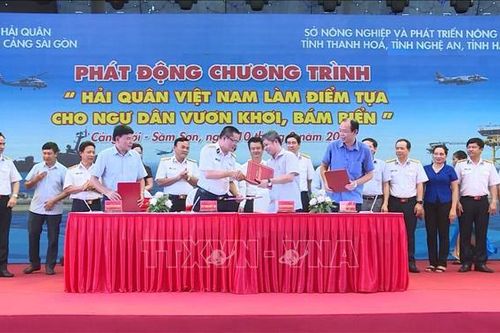 Hải quân Việt Nam làm điểm tựa cho ngư dân vươn khơi, bám biển