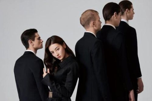 Địch Lệ Nhiệt Ba xuất hiện trên bìa tạp chí, tạo hình bắt mắt thể hiện phong phạm của một nữ vương