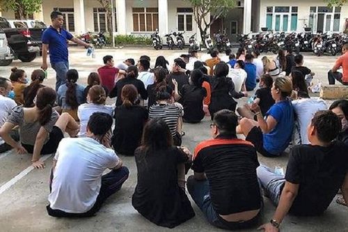 Đột kích quán karaoke lúc rạng sáng, phát hiện 58 dân chơi đang 'phê' ma túy