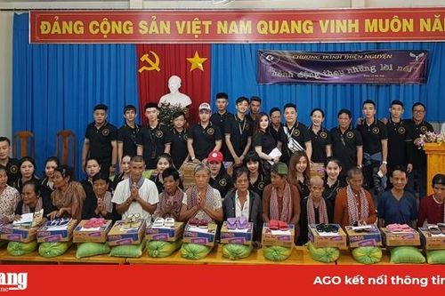 Tặng quà, hớt tóc cho cho đồng bào Khmer