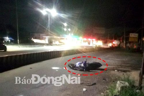 Tông vào dải phân cách, 2 người tử vong