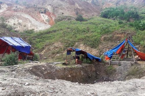Toàn cảnh công trường khai thác quặng sắt trái phép tại A Mú Sung (Bát Xát)