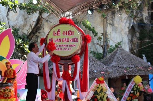 Tặng 'Bông hồng cài áo' cho du khách tại Lễ hội Vu Lan báo hiếu