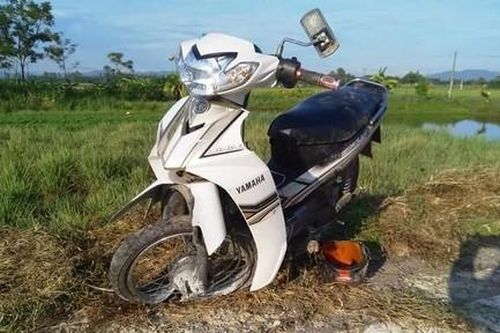 Phát hiện hai thanh niên bất tỉnh bên xe máy đâm vào cột mốc
