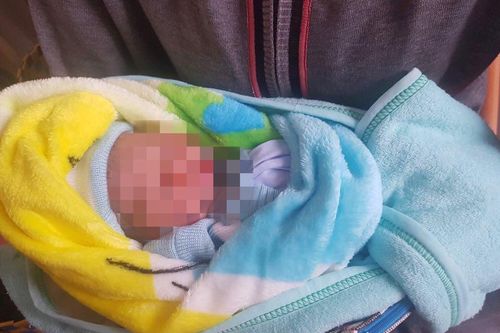 Phát hiện bé trai sơ sinh bị bỏ rơi bên đường Hồ Chí Minh trong tình trạng tím tái