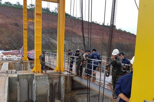Khắc phục xong sự cố kẹt van xả lũ ở thủy điện Đắk Nông