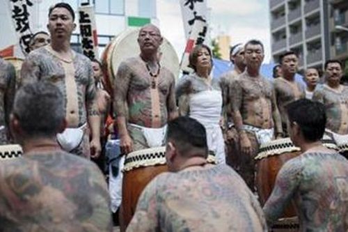 Thế giới giải trí, chính trường và yakuza ở Nhật Bản