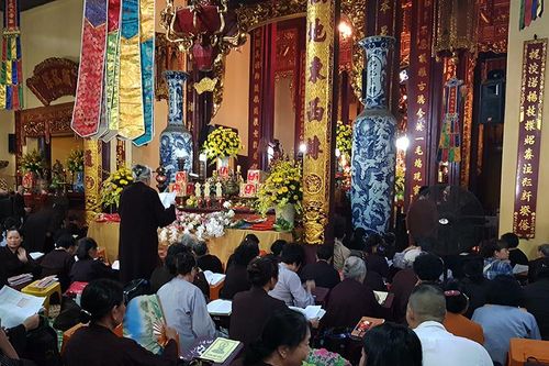 Dịp cuối tuần, người dân Hà Nội nô nức đi lễ chùa mùa Vu Lan