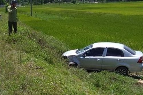 Ô tô đâm gãy cột mốc rồi lao xuống ruộng sau va chạm với xe máy
