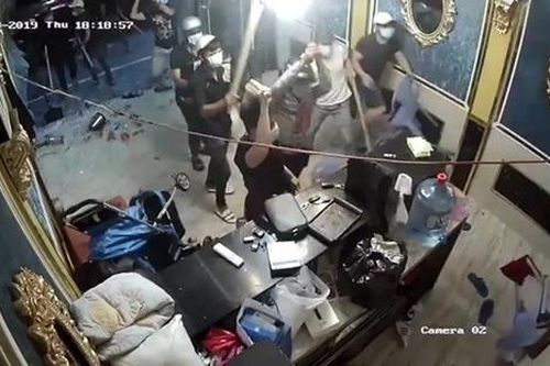 Nhóm côn đồ mang hung khí xông vào đập phá nhà hàng