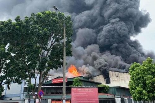 Cháy lớn tại Khu công nghiệp Sài Đồng, gần Aeon Mall Long Biên