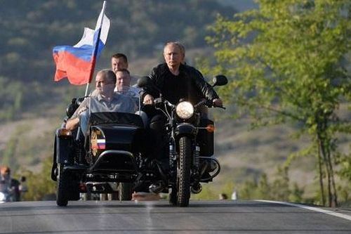 Tổng thống Putin mặc áo da, lái mô tô phân khối lớn ở Crimea