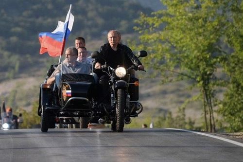 Xem Tổng thống Putin oai vệ cưỡi xe máy phân khối lớn