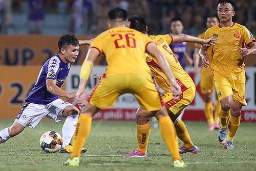 Nén nỗi đau ông nội qua đời, Quang Hải lập hat-trick kiến tạo cho Hà Nội