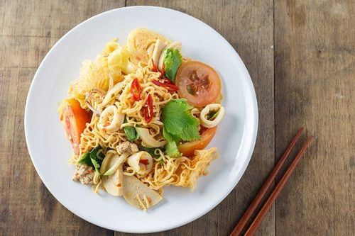 Làm mì xào hải sản hấp dẫn lạ miệng cho ngày cuối tuần