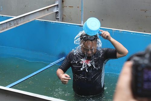 Chuyên gia Nhật Bản tắm bằng nước sông Tô Lịch đã qua xử lý