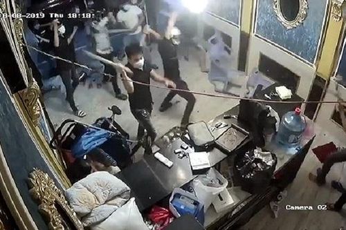 Hàng chục giang hồ hung hãn lao vào đập phá đồ đạc, chủ nhà hàng báo mất túi xách chứa 200 triệu đồng