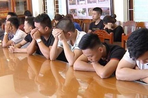 Đột kích quán karaoke lúc rạng sáng, phát hiện nhiều dân chơi mở 'tiệc ma túy' mừng sinh nhật