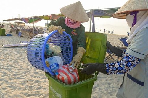Chung tay làm sạch biển Hạ Long