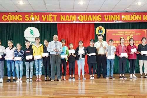 Công ty TNHH MTV Cao su Chư Pah trao thưởng cho 524 em học sinh