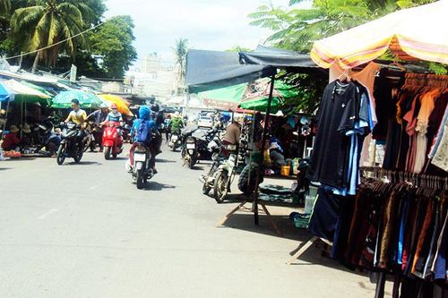 Họp chợ chiếm lòng, lề đường