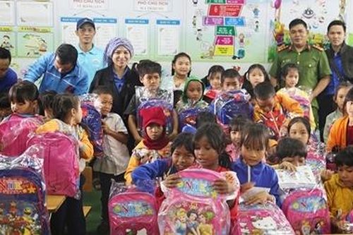 Công an tỉnh Đắk Nông tặng quà cho học sinh và người nghèo tại xã Đắk Rmăng