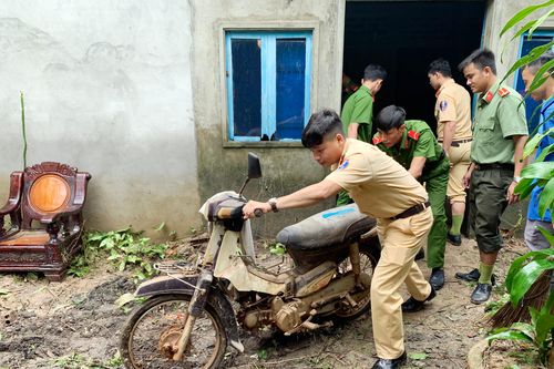 Công an Phú Quốc giúp dân ổn định cuộc sống sau trận ngập lịch sử