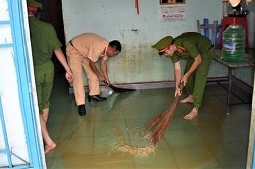 Công an Lâm Đồng chung tay giúp đỡ bà con vùng tâm lũ