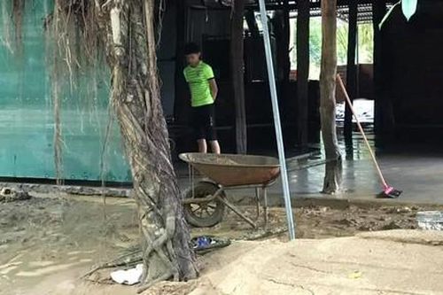 Một người bị điện giật tử vong trong lúc dọn dẹp nước lũ