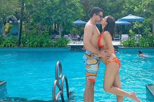 Siêu mẫu Phương Mai diện bikini khoe bụng bầu vượt mặt, hôn môi chồng tây đầy tình cảm
