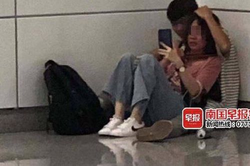 Phát hiện cặp đôi ngồi trong góc trạm tàu điện ngầm, tưởng cảnh yêu đương lãng mạn nhưng hóa ra là vụ uy hiếp nguy hiểm như phim hành động