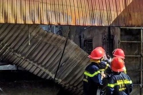 Xế hộp để trong gara bốc cháy dữ dội, gia đình hoảng hốt tháo chạy