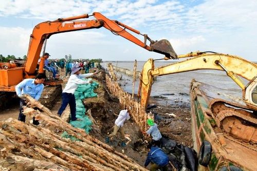 Thiên tai bất thường uy hiếp người dân