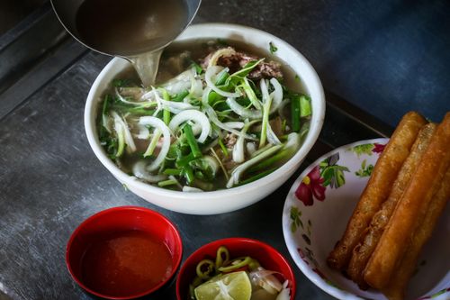 Tiệm phở tái lăn hơn 30 năm nổi tiếng Sài Gòn