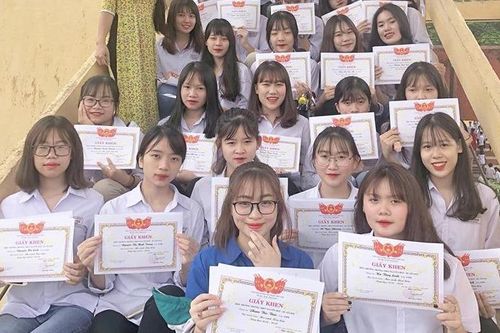 Lớp học 'toàn gái xinh', ai cũng có giấy khen khiến dân mạng trầm trồ